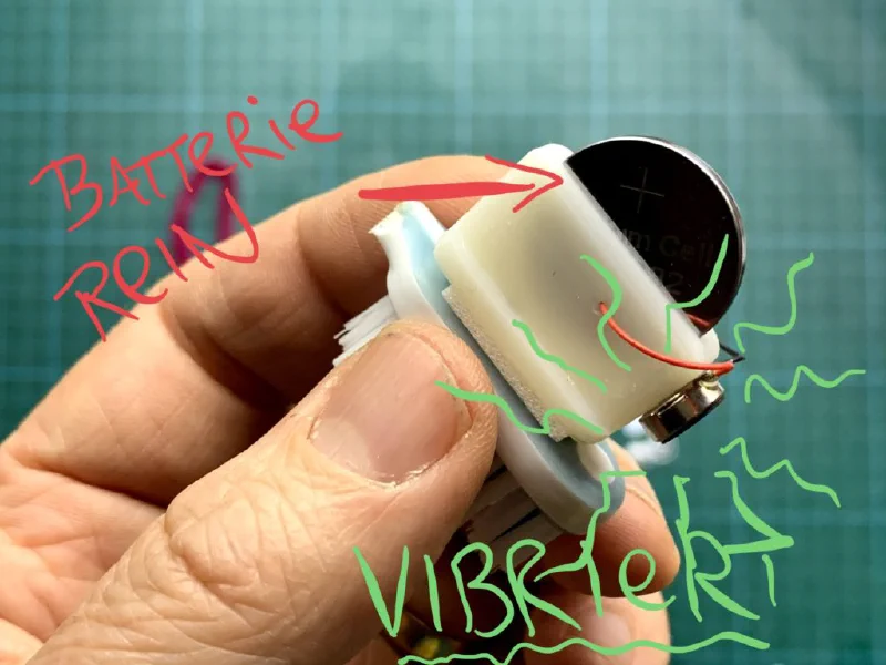 BürstiBot Bauanleitung Schritt 10 – Augen aufkleben