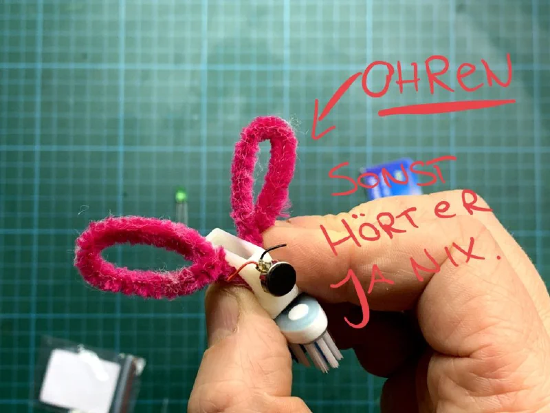 BürstiBot Bauanleitung Schritt 11 – Dekoration anbringen