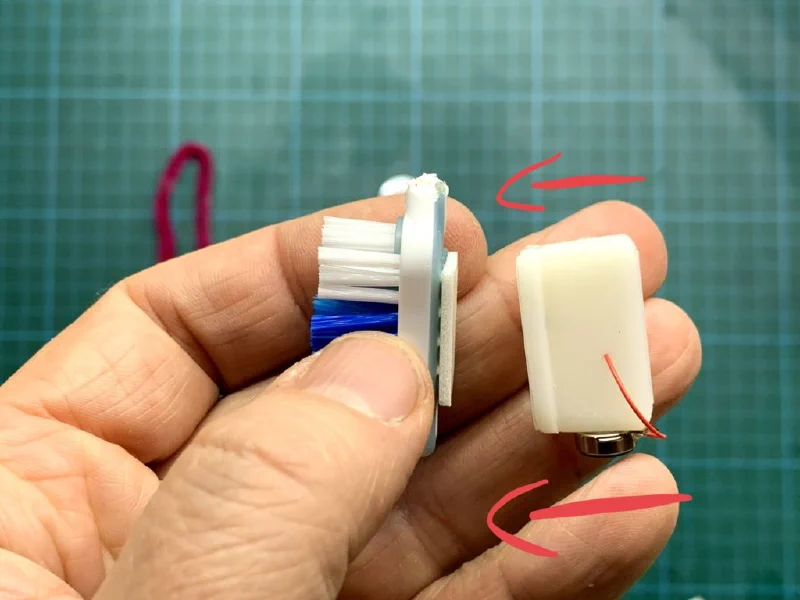 BürstiBot Bauanleitung Schritt 8 – Motor auf Bürste kleben