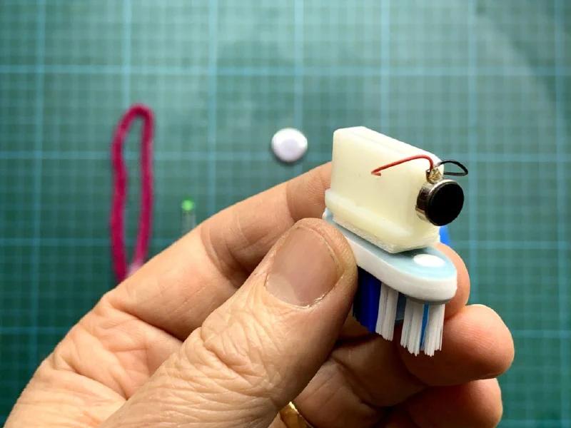 BürstiBot Bauanleitung Schritt 9 – Batterie befestigen