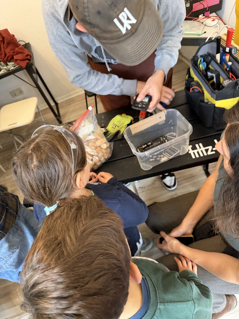 Kinder beim Zerlegen von Elektroschrott