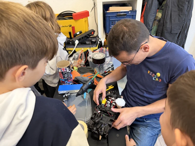 Mentor hilft beim Roboter-Bauen