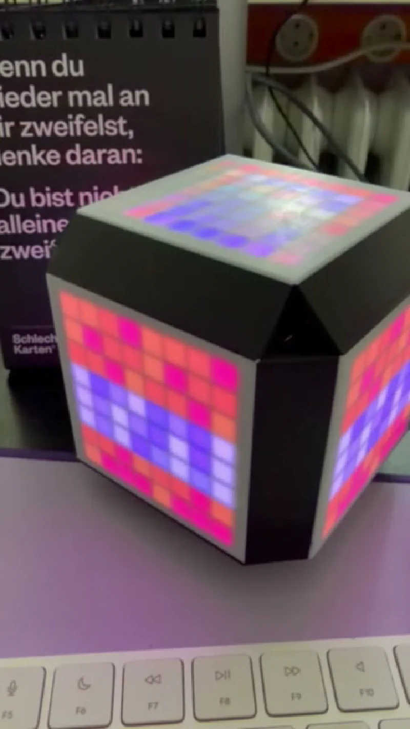 NeoPixel LED-Würfel mit bunter Pixelart
