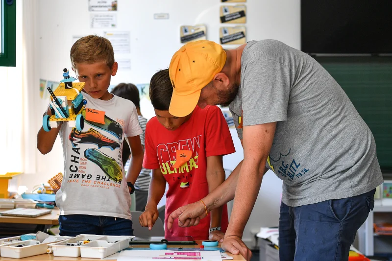 Kinder bauen LEGO Spike Prime Roboter im Kurs