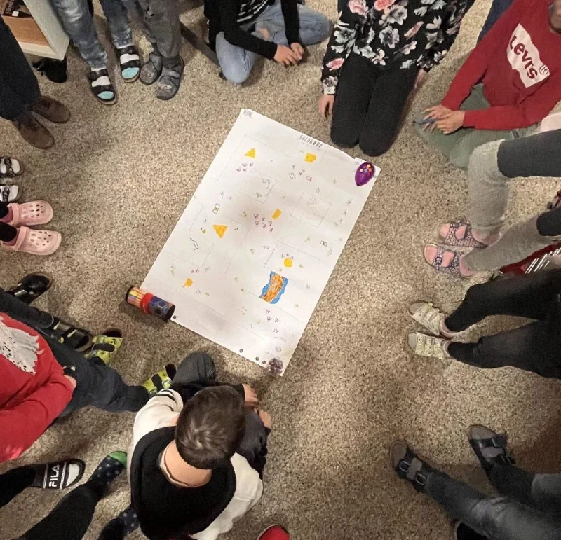 Kinder bauen und programmieren gemeinsam im Klassenzimmer