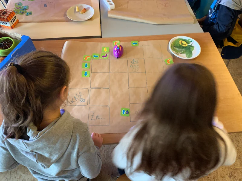 Kinder programmieren Roboter-Maus im Labyrinth