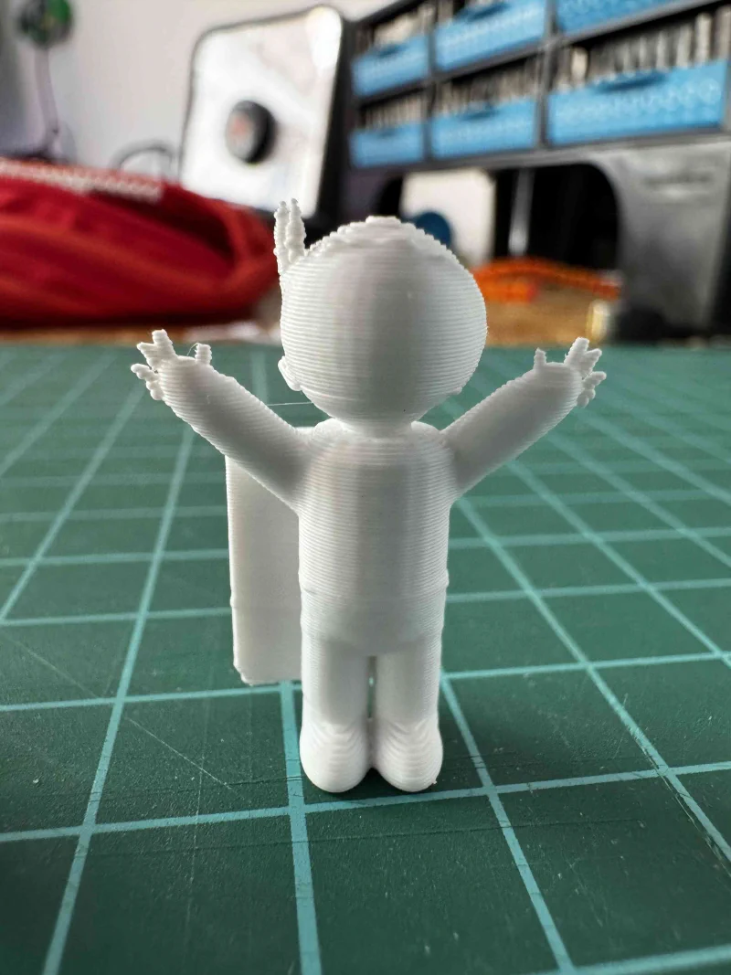 Kinder beim Designen ihrer Schachfiguren