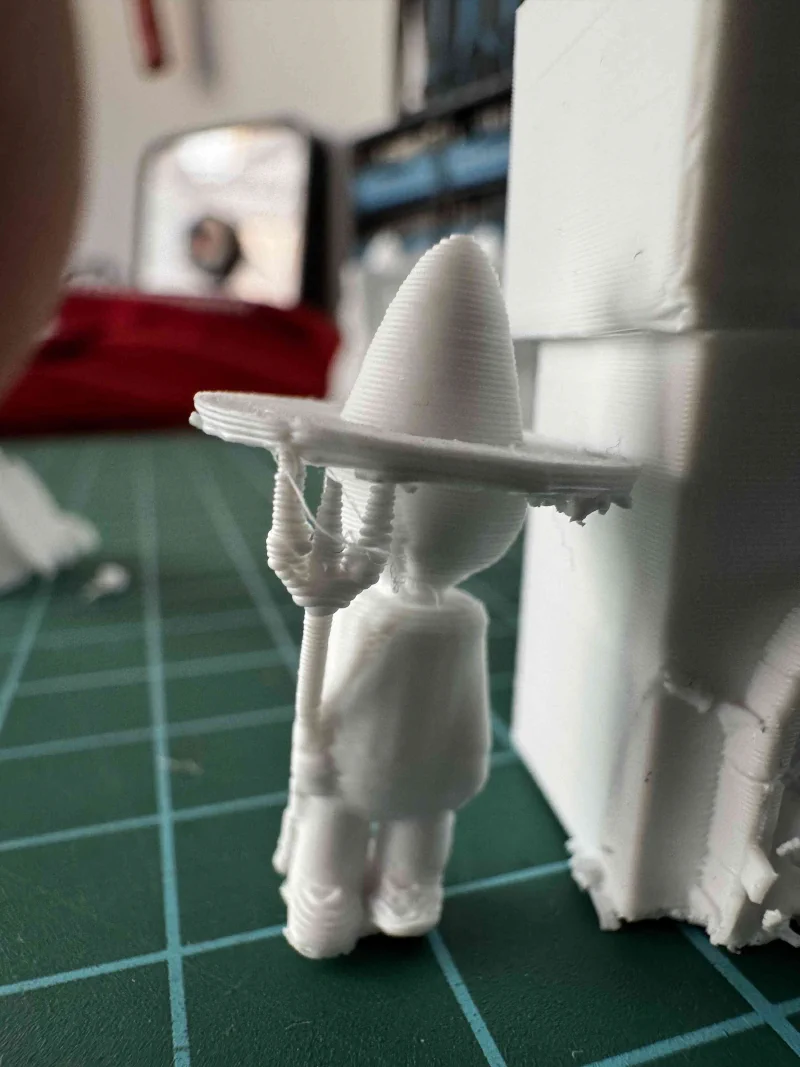 Kinder spielen mit ihrem selbst designten Schachspiel